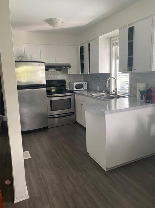 4 Bedroom Upper Level Kits Home แวนคูเวอร์ ภายนอก รูปภาพ