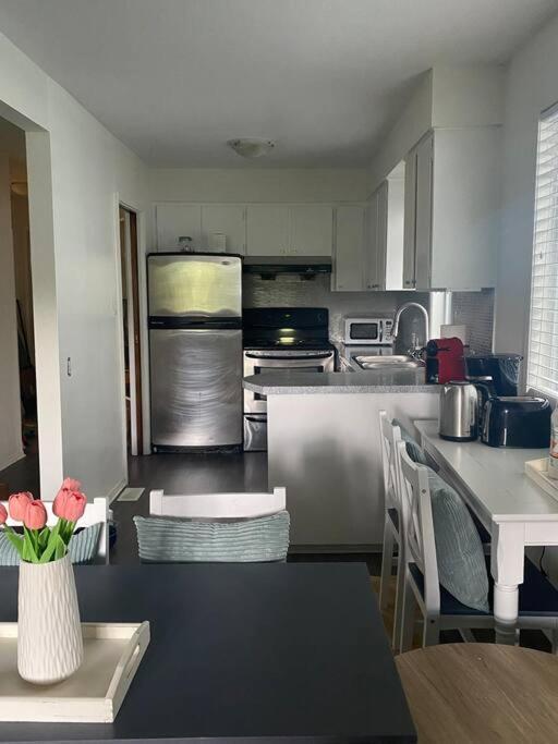 4 Bedroom Upper Level Kits Home แวนคูเวอร์ ภายนอก รูปภาพ