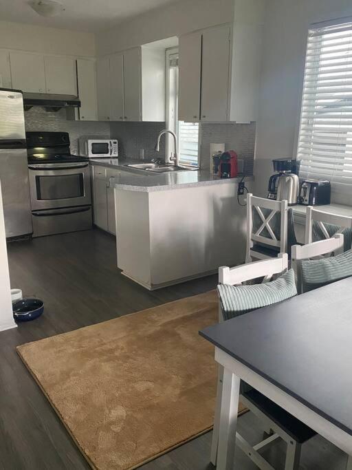 4 Bedroom Upper Level Kits Home แวนคูเวอร์ ภายนอก รูปภาพ