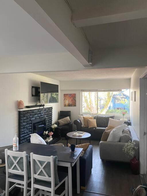 4 Bedroom Upper Level Kits Home แวนคูเวอร์ ภายนอก รูปภาพ